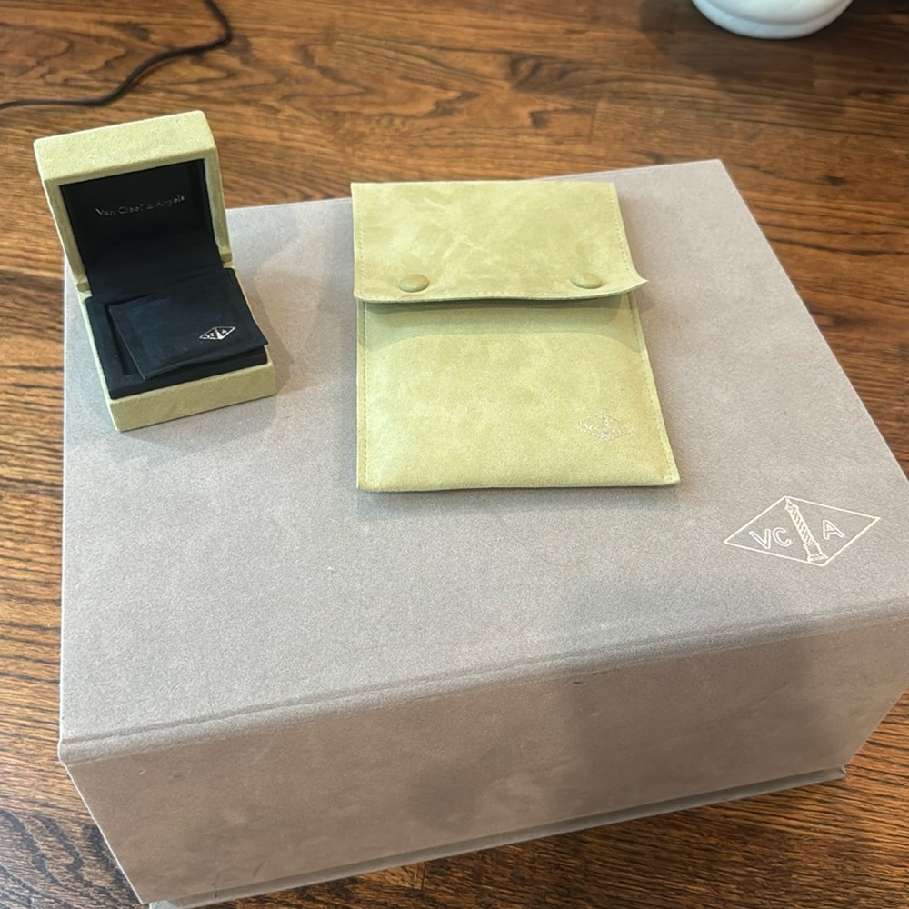 Van Cleef & Arpels packaging bundle (necklace box + storage bag + box)